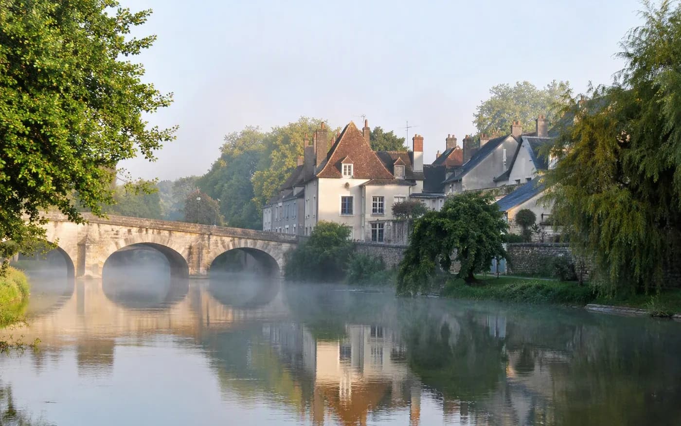 Bords du Loing à Châlette-sur-Loing au petit matin, pont en pierre et maisons traditionnelles