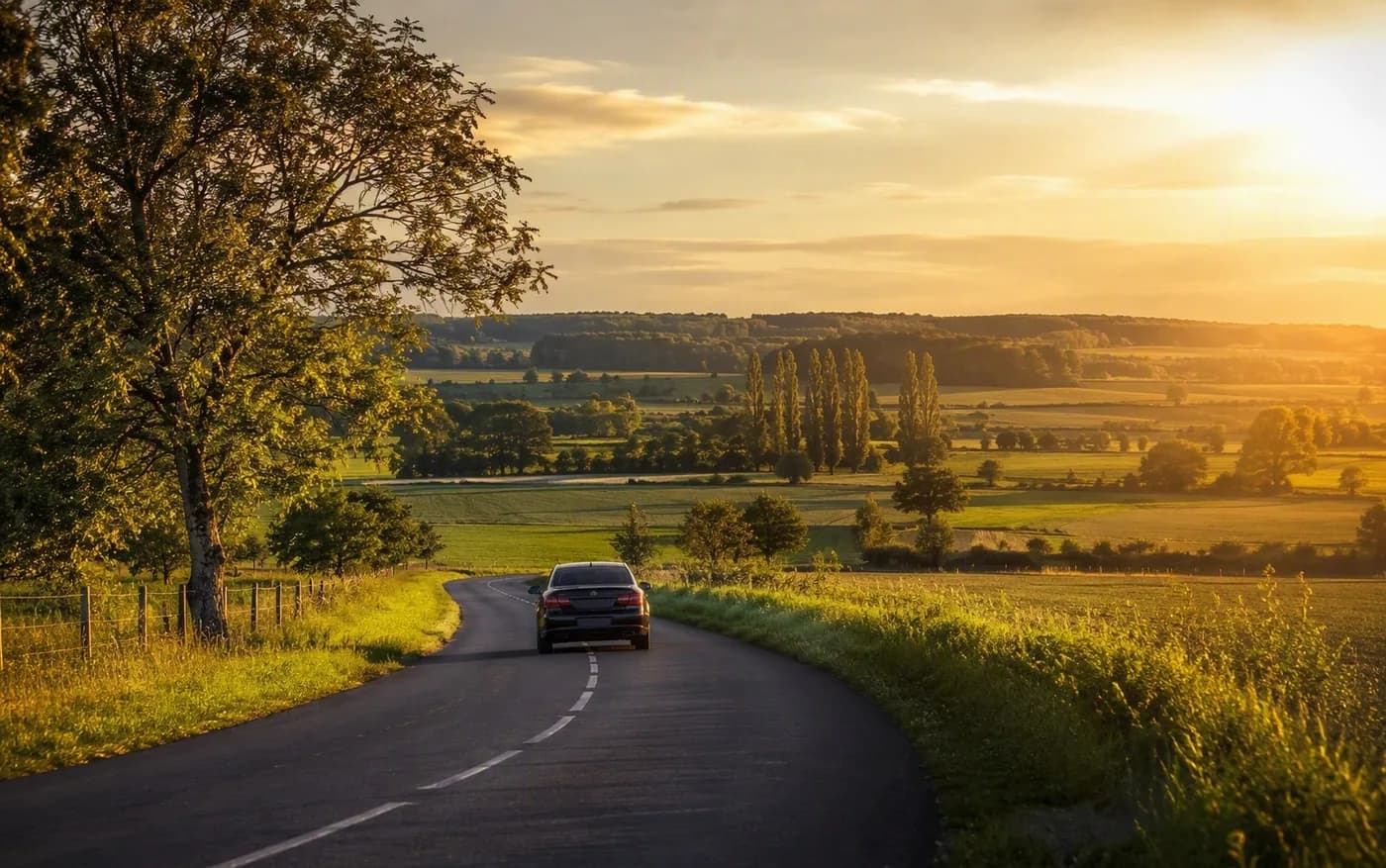 Route départementale du Loiret au petit matin, une berline de taxi en approche